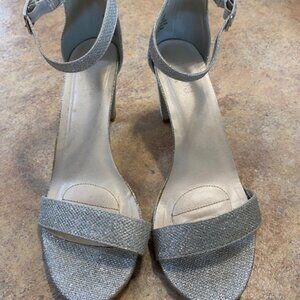David's Bridal Aryaw Wedding/Prom Ankle Strap Shoe Size 9 Wide Silver